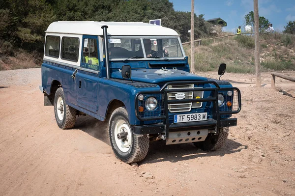 Vecchia Auto Sulla Strada — Foto Stock