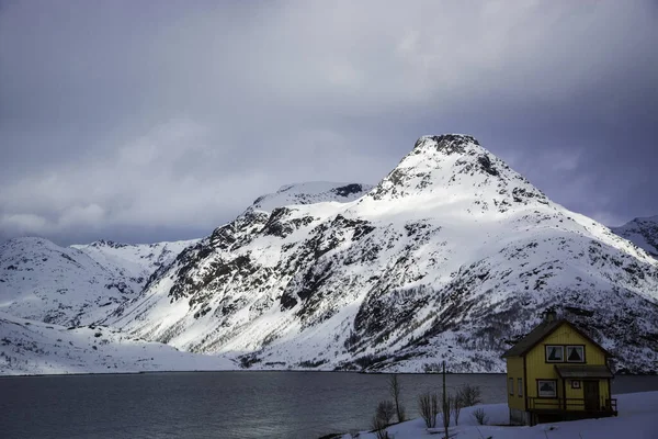 Norveç Karla Kaplı Dağlarla Kaplı Güzel Bir Manzara — Stok fotoğraf