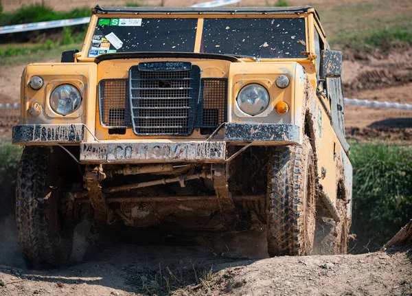 Vecchio Camion Arrugginito Sulla Strada — Foto Stock