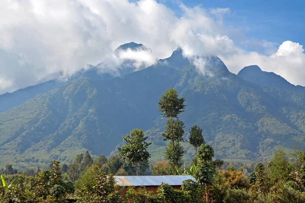 Bela Paisagem Com Montanhas Nuvens — Fotografia de Stock