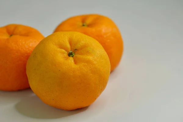 白色背景的新鲜成熟桔子果 — 图库照片