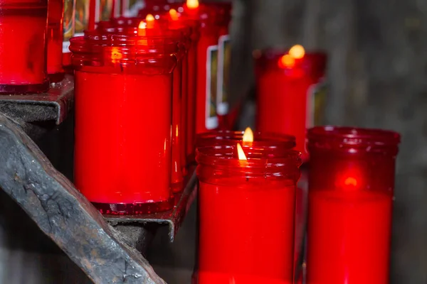 Rote Und Weiße Kerzen Auf Der Straße — Stockfoto