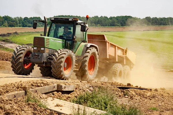 Trattore Aratura Del Terreno Campo — Foto Stock