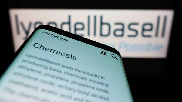 Main Tenant Smartphone Devant Écran Avec Symbole Lyondellbasell — Photo