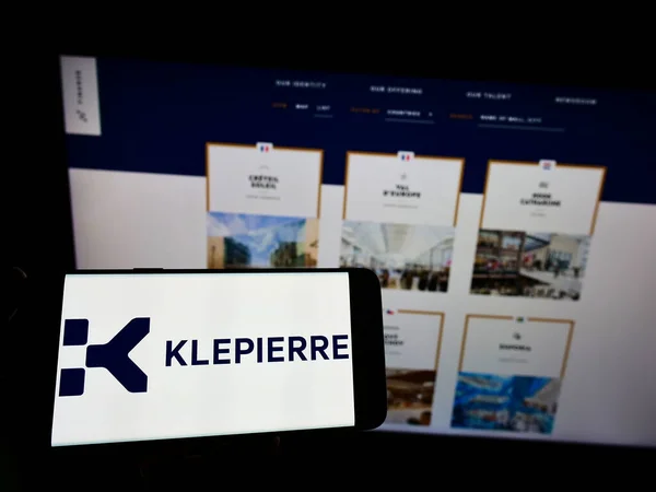 Main Tenant Smartphone Devant Écran Avec Symbole Klepierre — Photo