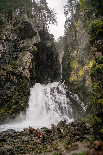 Cachoeira Nas Montanhas — Fotografia de Stock