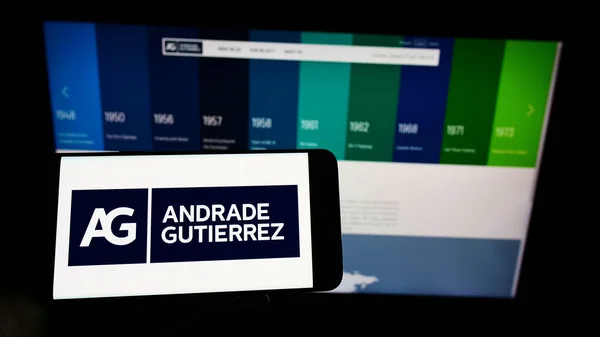 Hand Holding Smartphone Front Screen Symbol Web Site Andrade Gutierrez — Stock Photo, Image