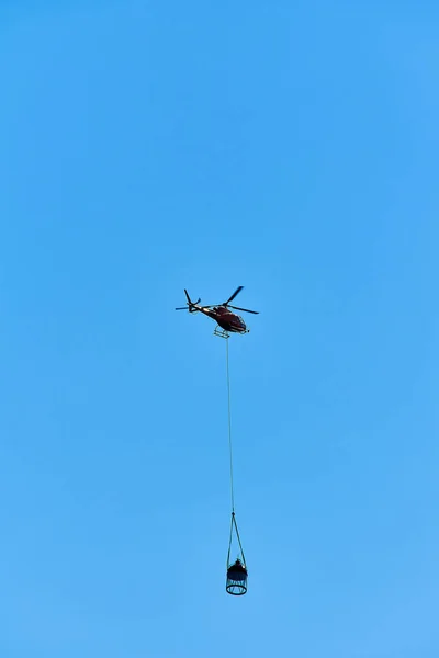 Niebieski Helikopter Leci Zielonym Tle — Zdjęcie stockowe