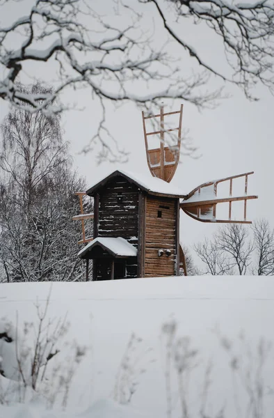 Ξύλινο Σπίτι Στο Δάσος Του Χειμώνα — Φωτογραφία Αρχείου