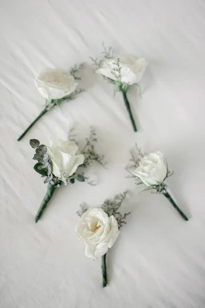 Schöner Hochzeitsstrauß Aus Weißen Rosen Und Blumen Auf Grauem Hintergrund — Stockfoto