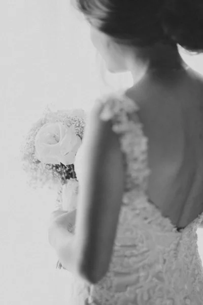Menyasszony Fehér Ruhában Egy Csokor Virággal — Stock Fotó