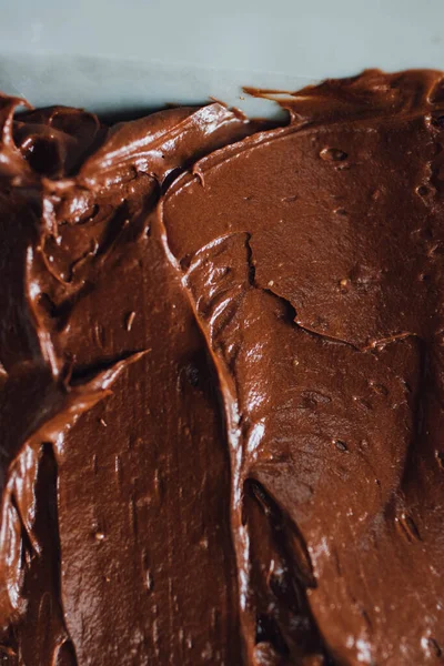 含融化焦糖的巧克力冰淇淋和白盘上的可可可豆片 — 图库照片