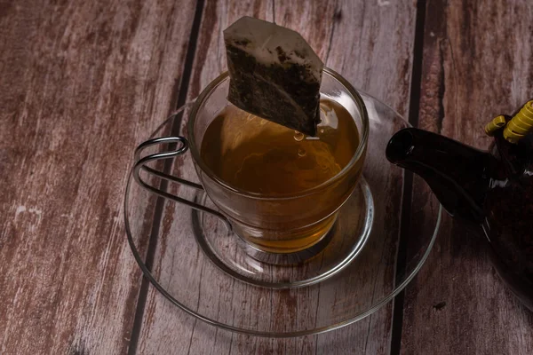 Una Taza Vidrio Sobre Una Mesa Madera —  Fotos de Stock