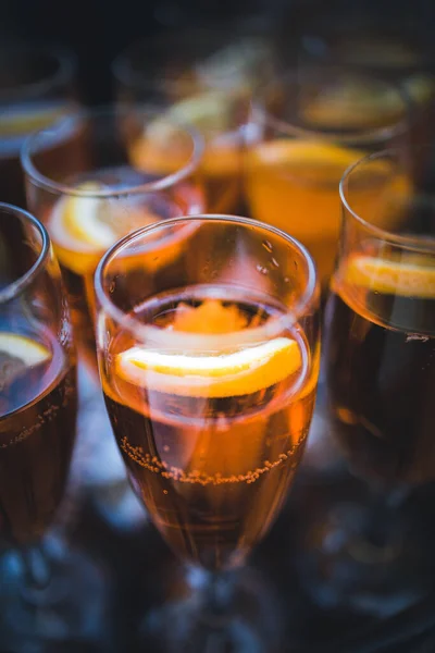 Sektgläser Mit Einem Glas Wein Und Einem Drink — Stockfoto