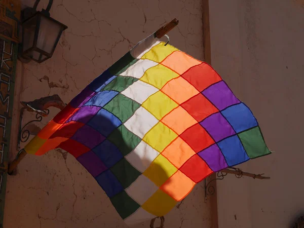 カラフルな虹色の傘が — ストック写真