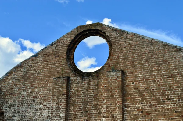 Стара Цегляна Стіна Вікном — стокове фото