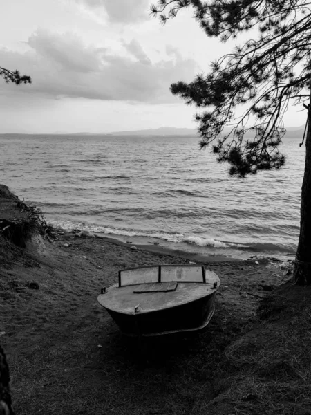 Photo Noir Blanc Une Belle Plage Avec Bateau — Photo