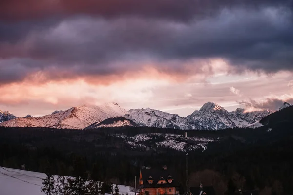 Belo Pôr Sol Sobre Montanhas — Fotografia de Stock