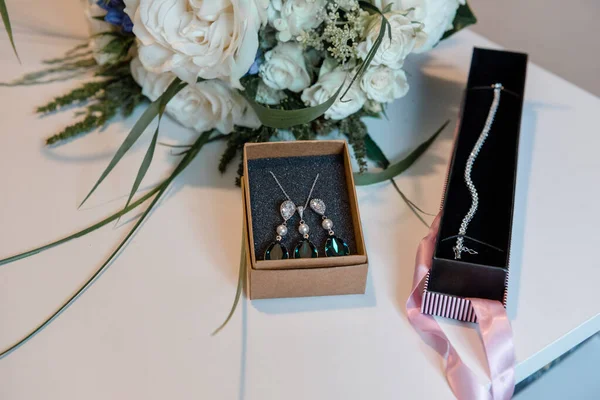 결혼반지와 아름다운 꽃다발 — 스톡 사진