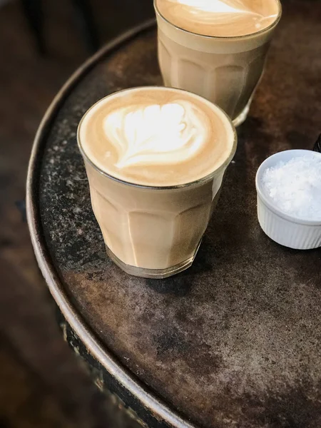 Φλιτζάνι Καφέ Latte Art Στο Ξύλινο Τραπέζι — Φωτογραφία Αρχείου