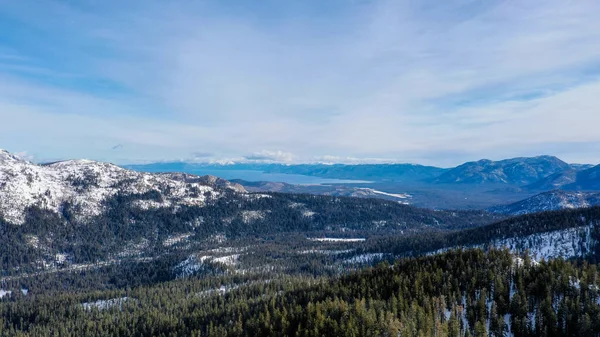 山の中に雪に覆われた木々が美しい風景 — ストック写真