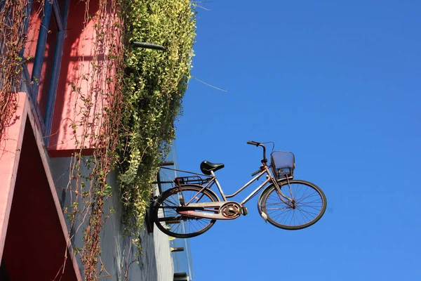 Παλιό Ποδήλατο Στην Πόλη — Φωτογραφία Αρχείου