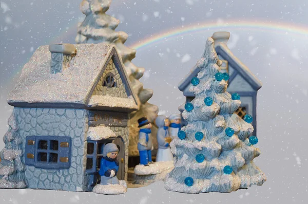 Рождественская Елка Снегом Фоне Дома — стоковое фото