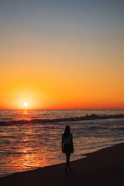 Silueta Una Mujer Playa Atardecer —  Fotos de Stock