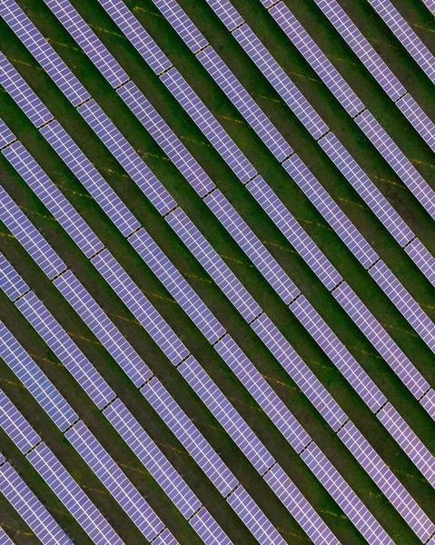 Sonnenkollektoren Auf Grünem Hintergrund — Stockfoto