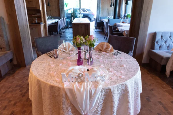 Magnifique Table Mariage Avec Des Fleurs Des Bougies — Photo