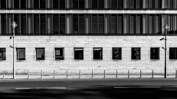 Zwart Wit Foto Van Een Modern Gebouw — Stockfoto