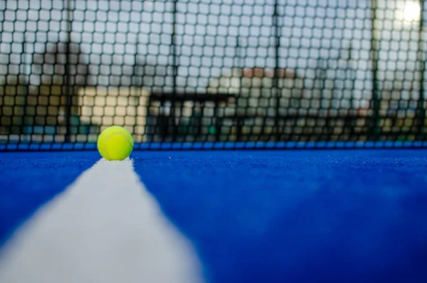 Tennisball Auf Dem Platz — Stockfoto