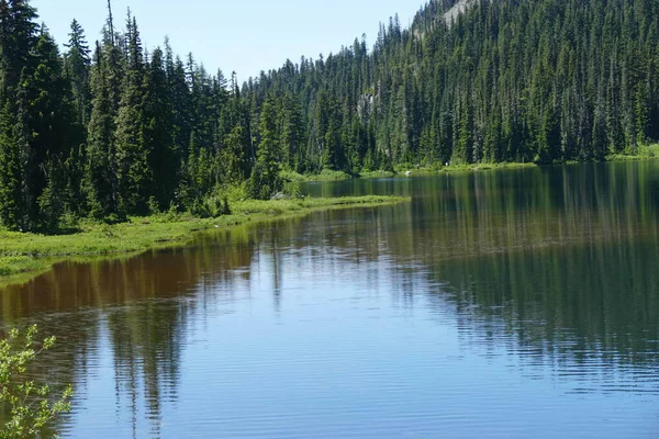 Beau Paysage Avec Lac Montagnes — Photo