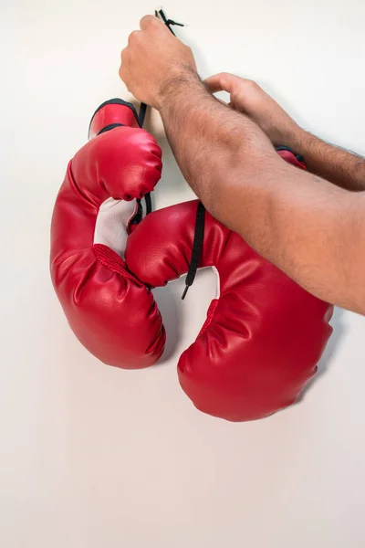 Muž Červených Boxerských Rukavicích Drží Boxovací Pytel — Stock fotografie
