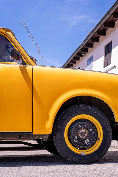 Желтая Машина Припаркована Улице — стоковое фото