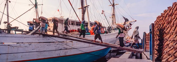 Régi Fehér Halászhajó Mólón — Stock Fotó