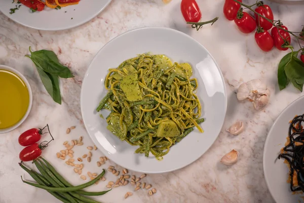 Spaghetti Pesto Parmigiano Piatto Bianco — Foto Stock