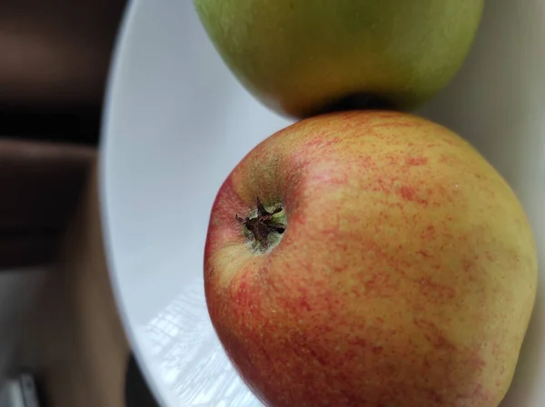 Rote Äpfel Auf Weißem Teller — Stockfoto