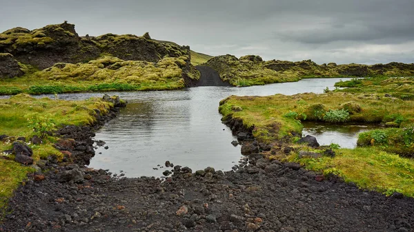 Красивий Краєвид Річкою Горами — стокове фото