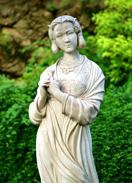 Statua Una Giovane Donna Nel Parco — Foto Stock