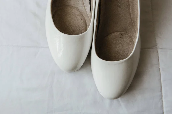 Zapatos Boda Blancos Sobre Fondo Madera —  Fotos de Stock