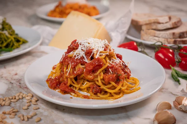 Spaghetti Bolognese Sosem Pomidorowym Serem Parmezanowym — Zdjęcie stockowe