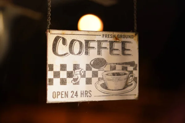 Eine Tasse Kaffee Und Ein Glas Tee Auf Verschwommenem Hintergrund — Stockfoto