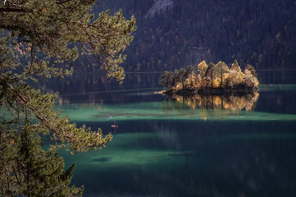 Όμορφη Λίμνη Στα Βουνά — Φωτογραφία Αρχείου