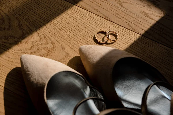 테이블에 결혼반지 — 스톡 사진
