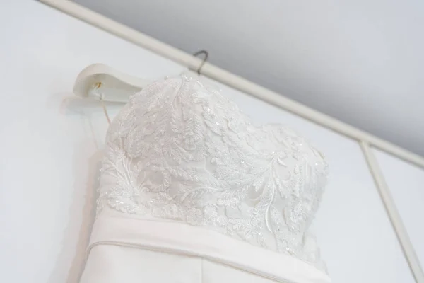 窓の白いウェディングドレス — ストック写真