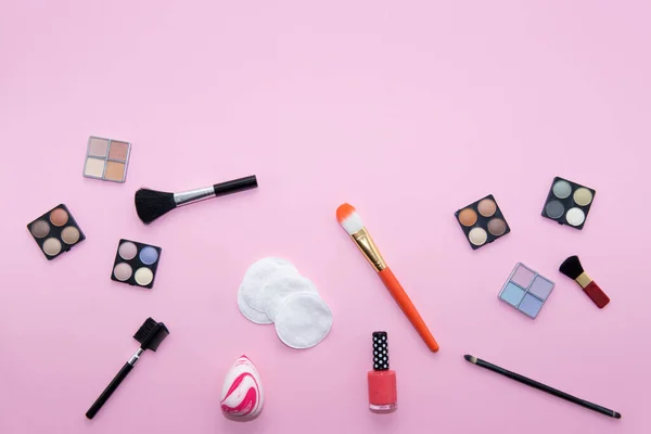 Zestaw Kosmetyków Kosmetycznych Kosmetycznych Różowym Tle — Zdjęcie stockowe
