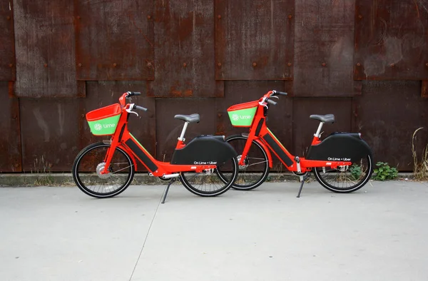 Rotes Fahrrad Der Stadt — Stockfoto