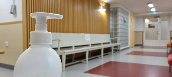 Weiße Küchenspüle Mit Einer Flasche Wasser Auf Dem Tisch — Stockfoto