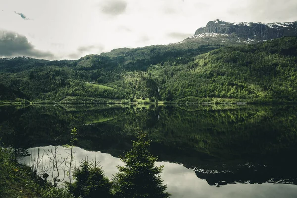 Schöne Landschaft Mit See Und Bergen — Stockfoto